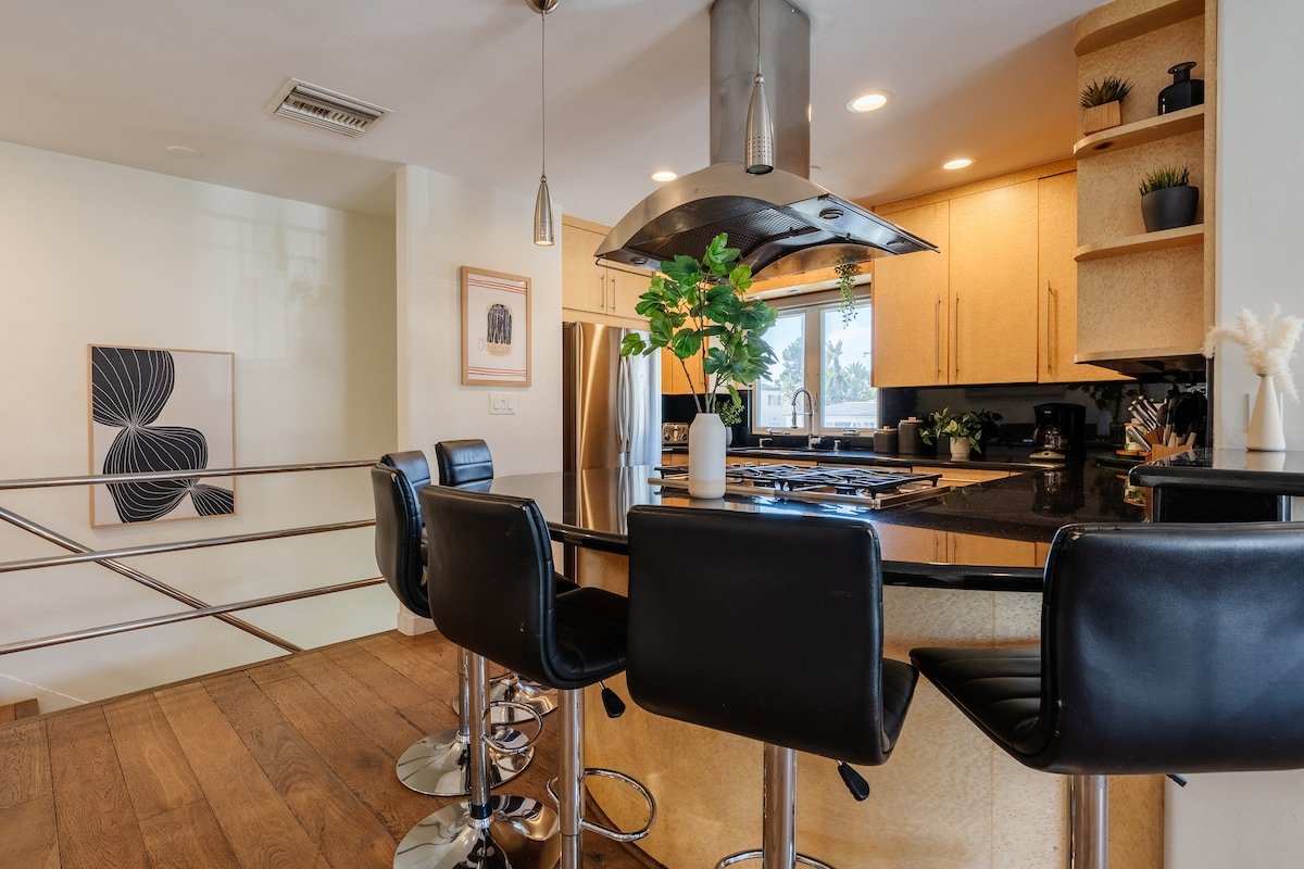 Dual Home Retreat | Sleep 16 | Prime PB Location gallery image 4