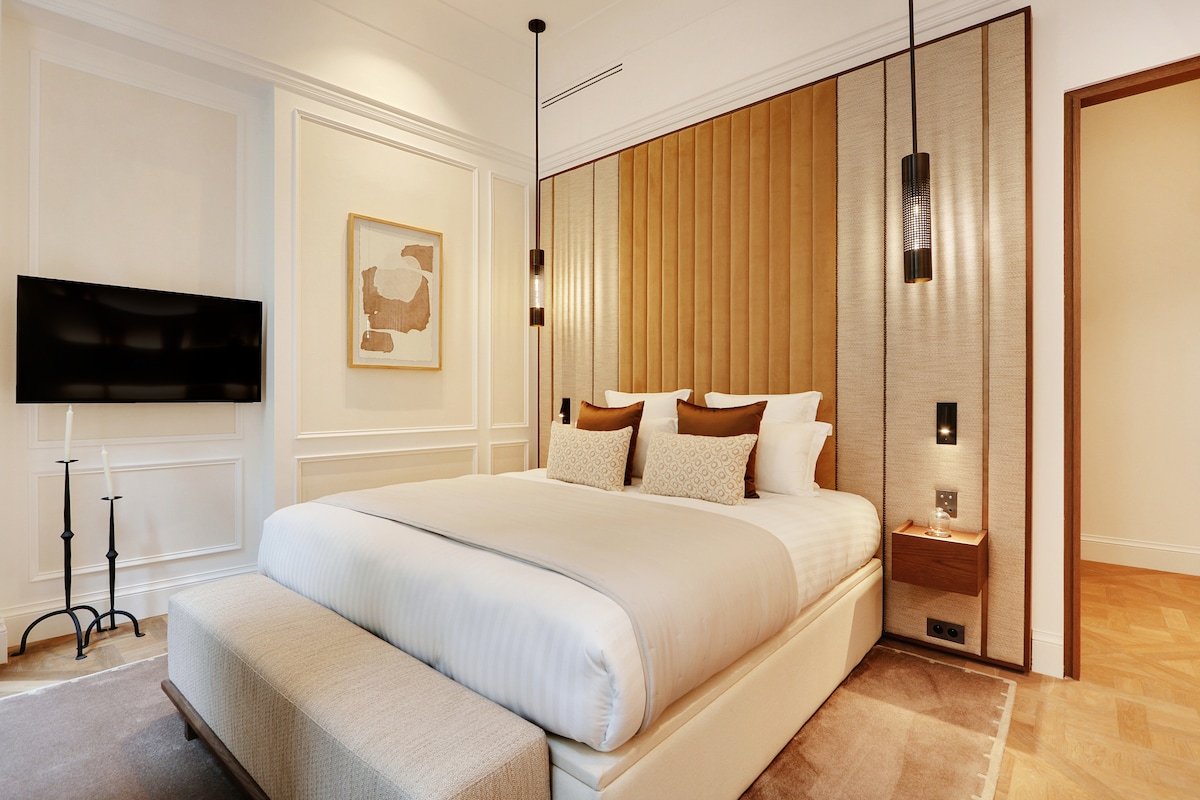 The Lander – Serviced 2-BR/2BA – Louvre II gallery image 3