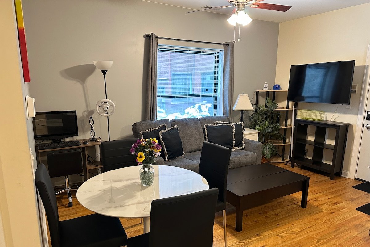 Modern 2BR Lakeview | Walk to Wrigley + Wi-Fi gallery image 3