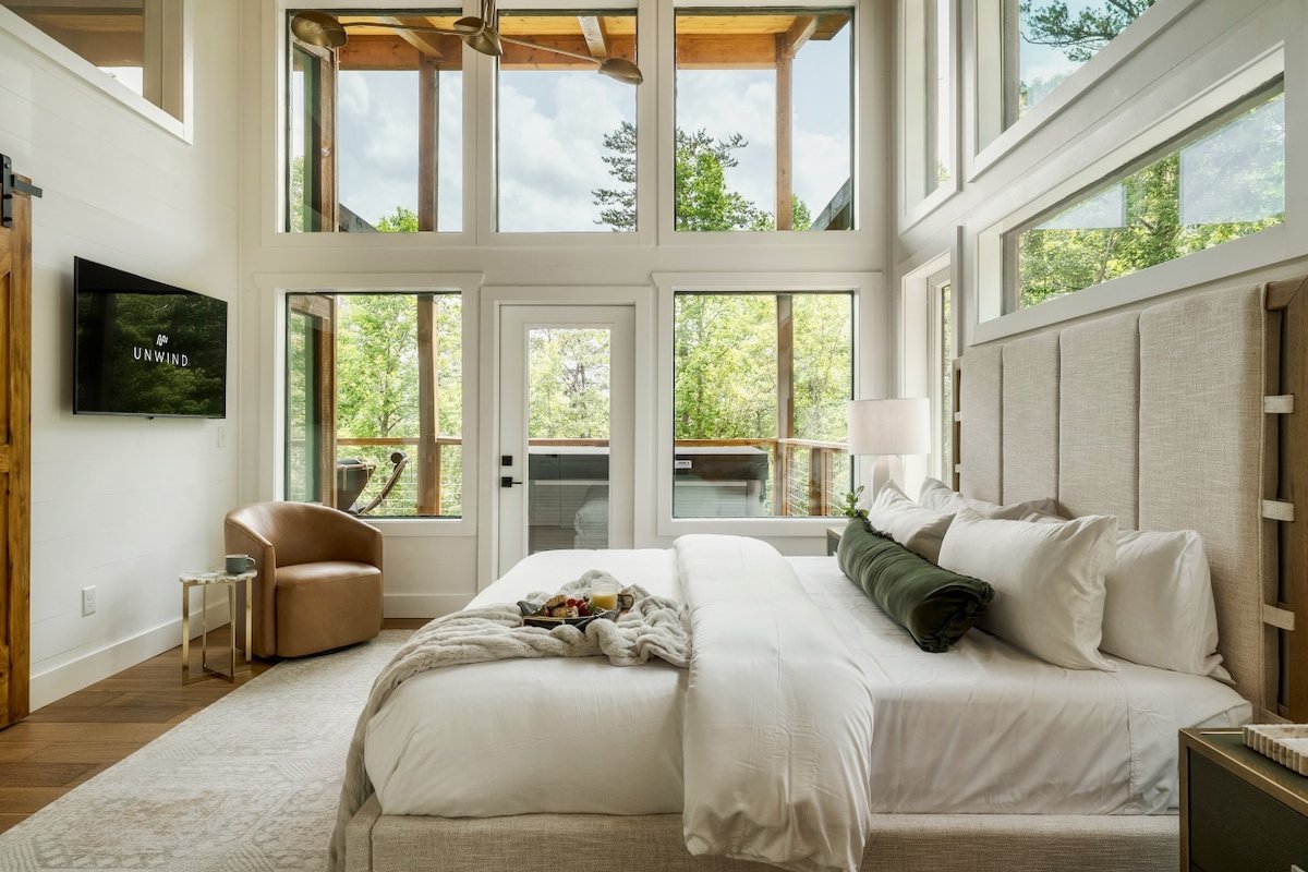 Luxury Sevierville Retreat – Sleeps 21, Pool, Hot gallery image 2