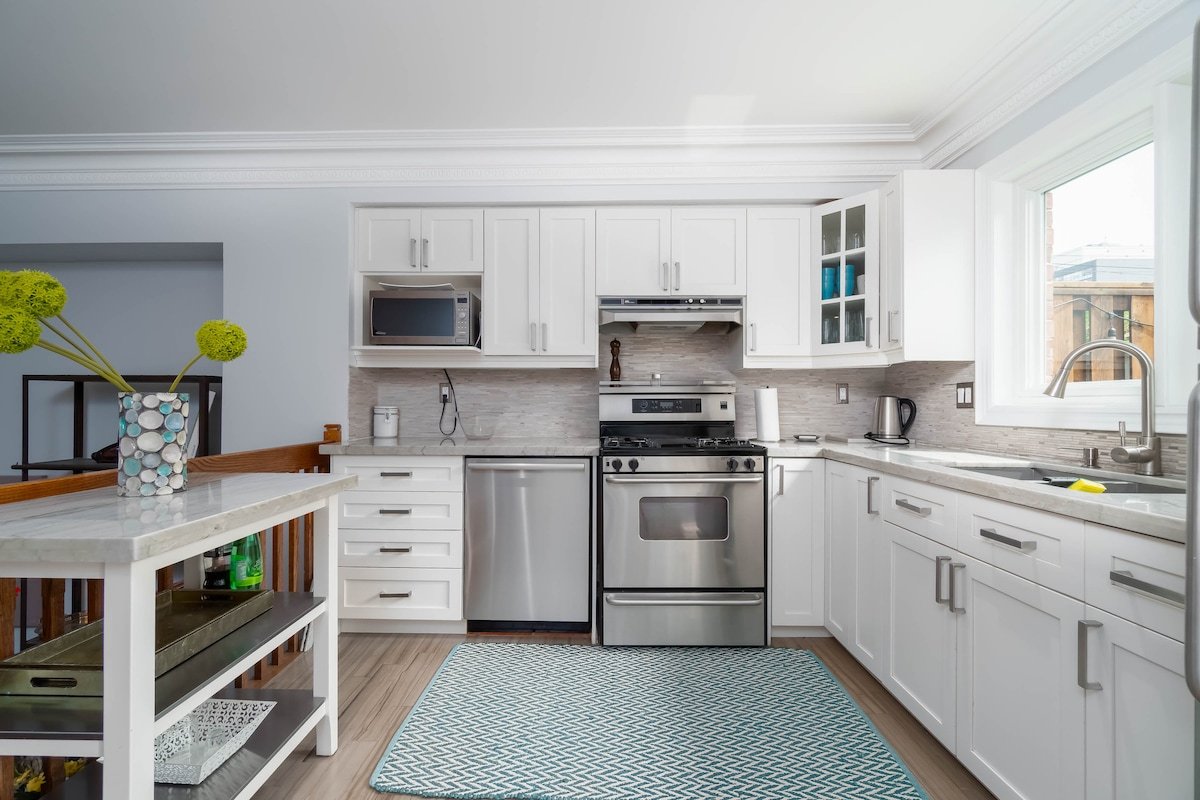 Big & Bright House + Parking & Great Beds gallery image 4