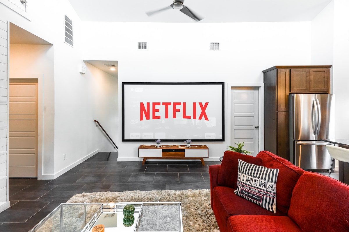 Fun Lux 10 Bed Home • Xmas Tree • Hot Tub • Games gallery image 4