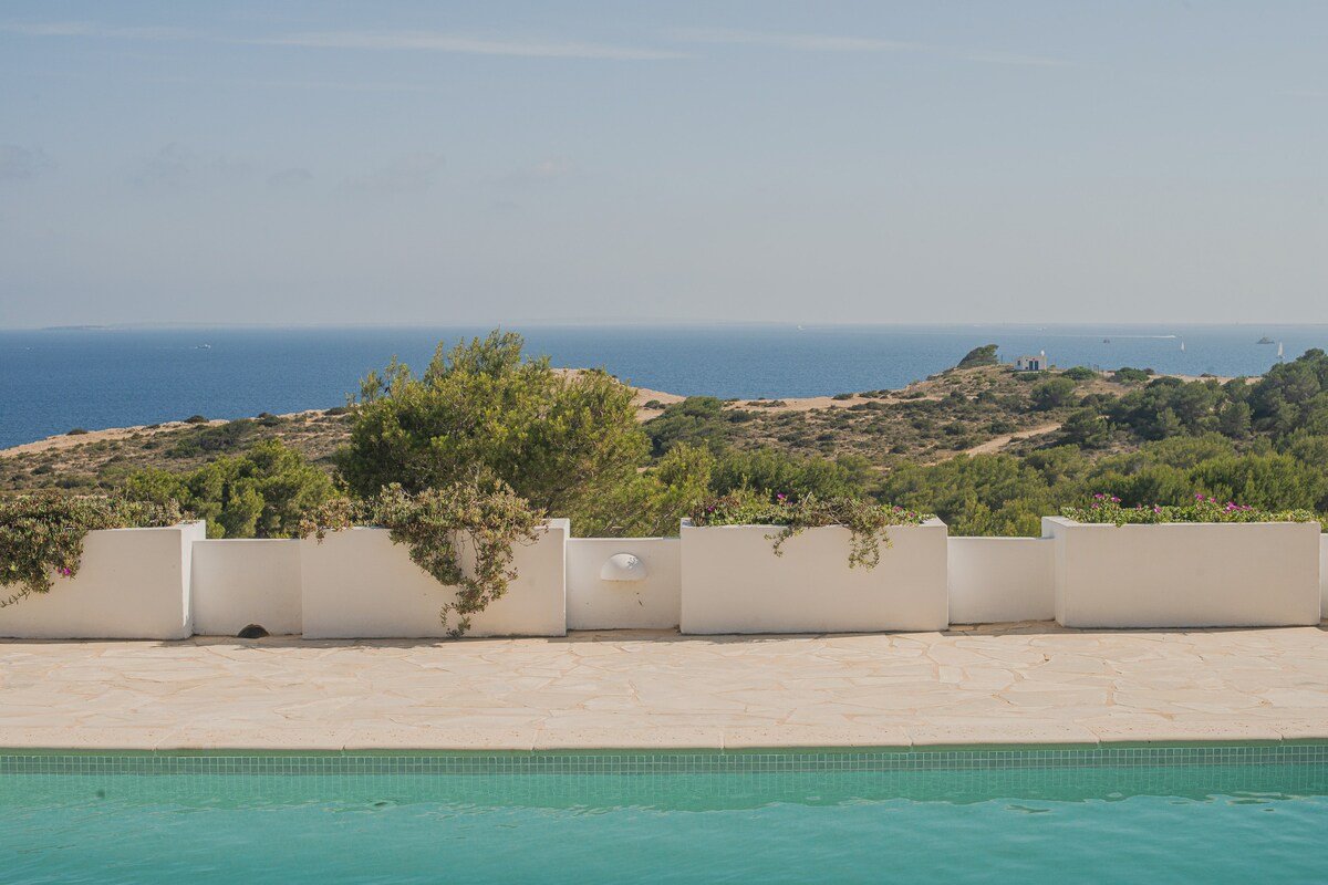 Sea views- salt-water pool- gym- BBQ- home cinema gallery image 4