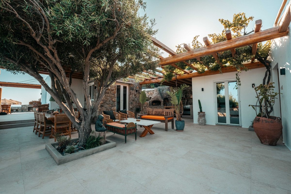 Nomade Villa 4BR over Psarou beach gallery image 4