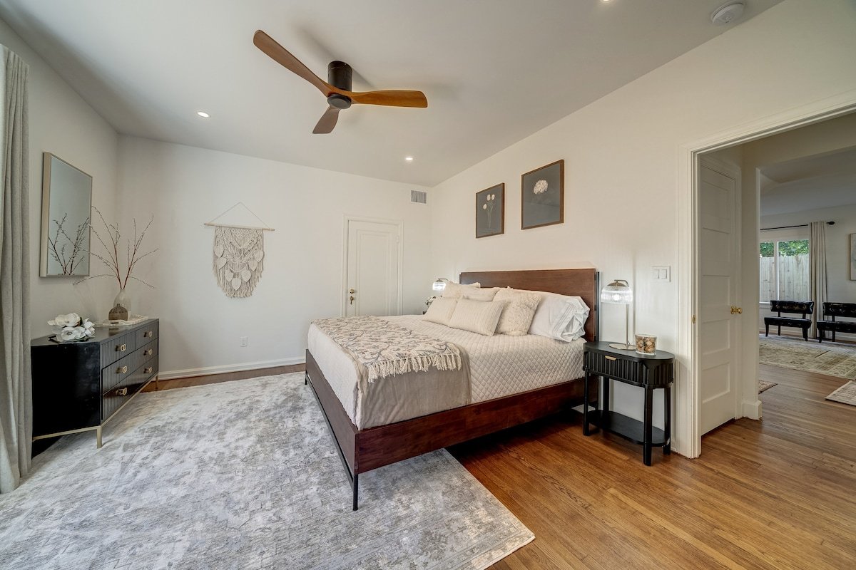 Under the Oak: A timeless retreat w/modern luxury gallery image 3