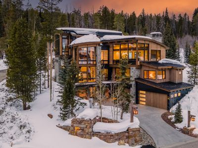 Hot Tubs + Ski-in/Ski-out – The Bear’s Den