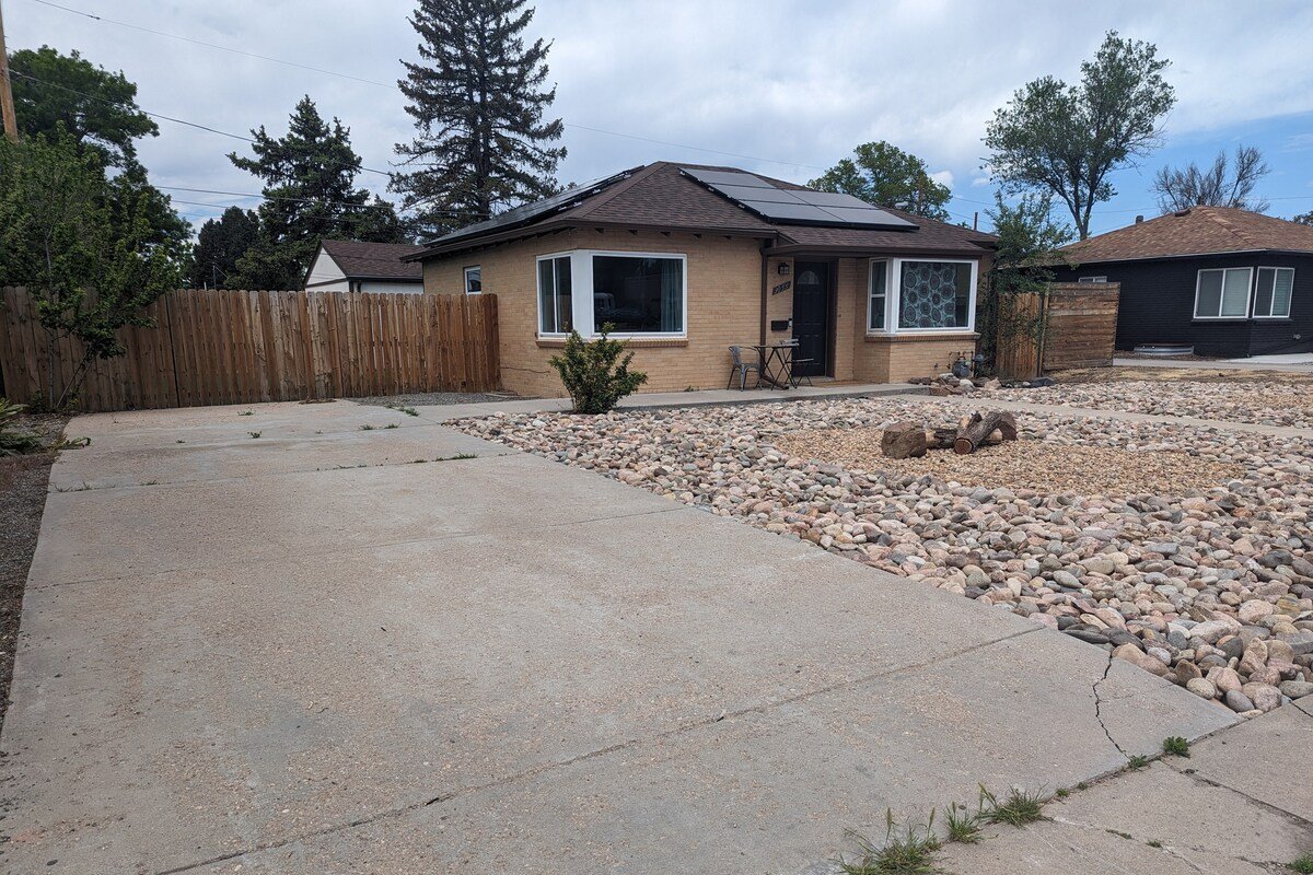 Cheerful private4-bed/2-bath home w/ free parking! gallery image 4