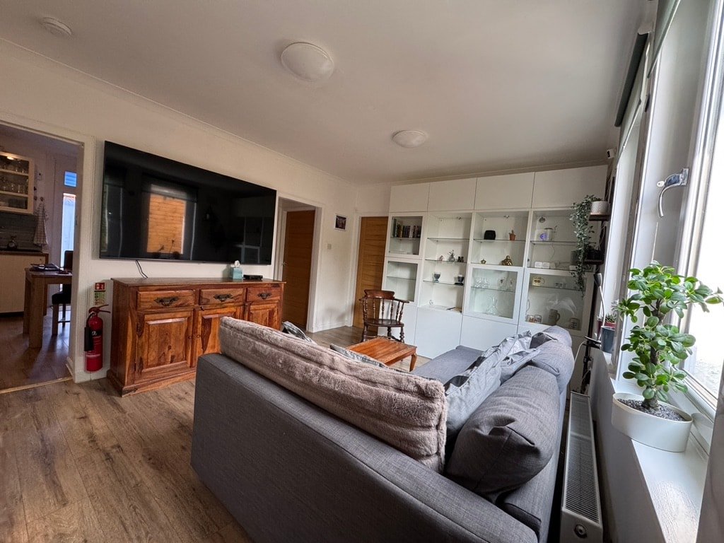 “Rena” Bright & Modern City Center Apartment. 24 gallery image 2