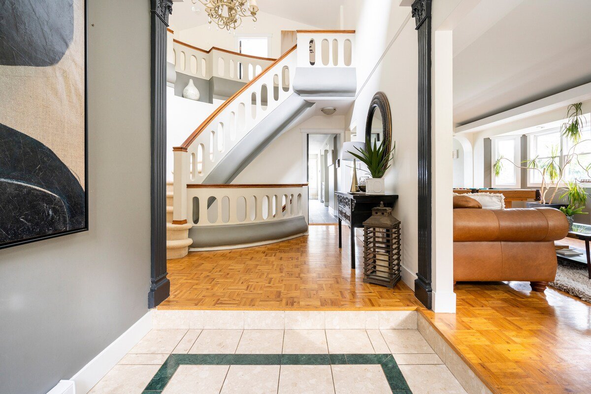 Steps to best sandy beach! Stunning oceanview home gallery image 3