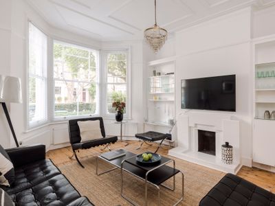 Modern Victorian House NEW LISTING 15min to centre