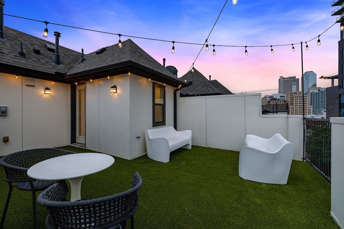 Downtown~3 Bedroom Ensuite~Walkable~Rooftop! gallery image 4