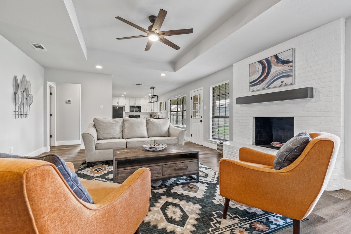 Grand Getaway Close to Downtown gallery image 2