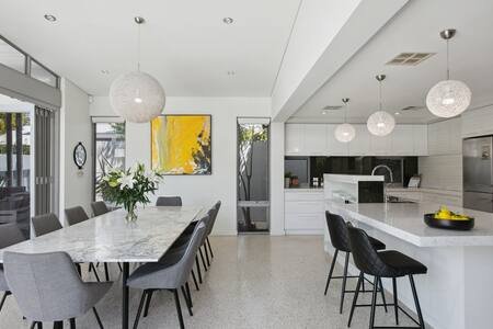 Modern Traveler – great location + pool