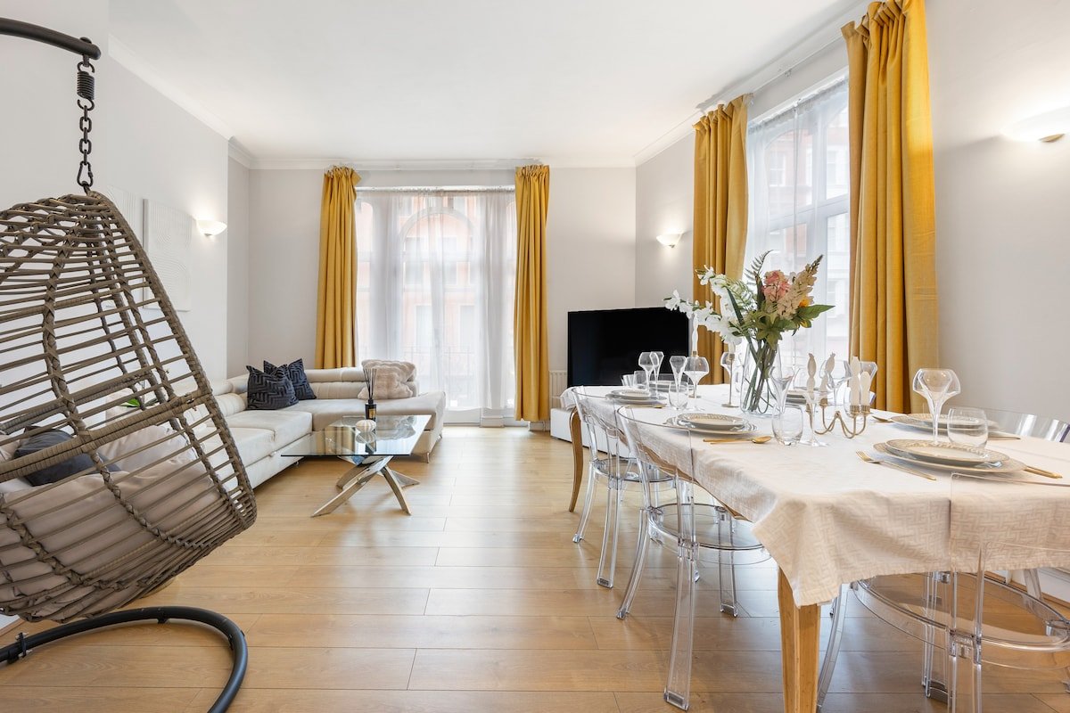 Modern&Charming Oxford Street Home lift access gallery image 2