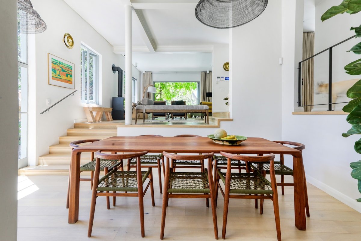 Cheerful home with pool in the heart of the city. gallery image 3