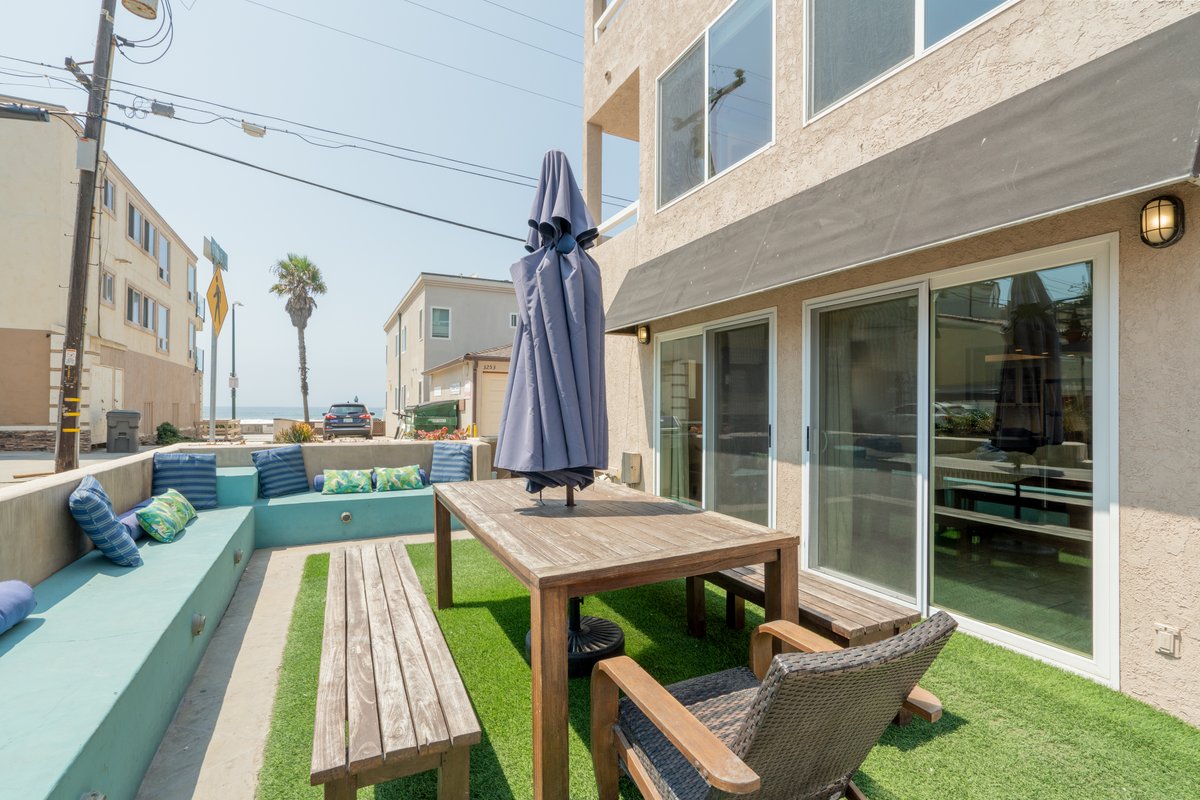 Beachside Retreat! Walk to beach! Entire Duplex!