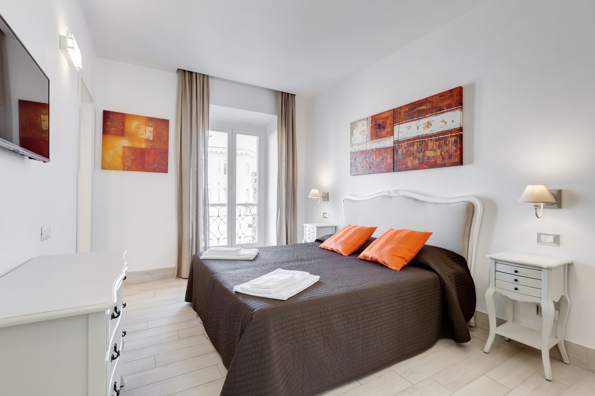 3 Bedrooms, 3 baths, close walk to the Vatican.