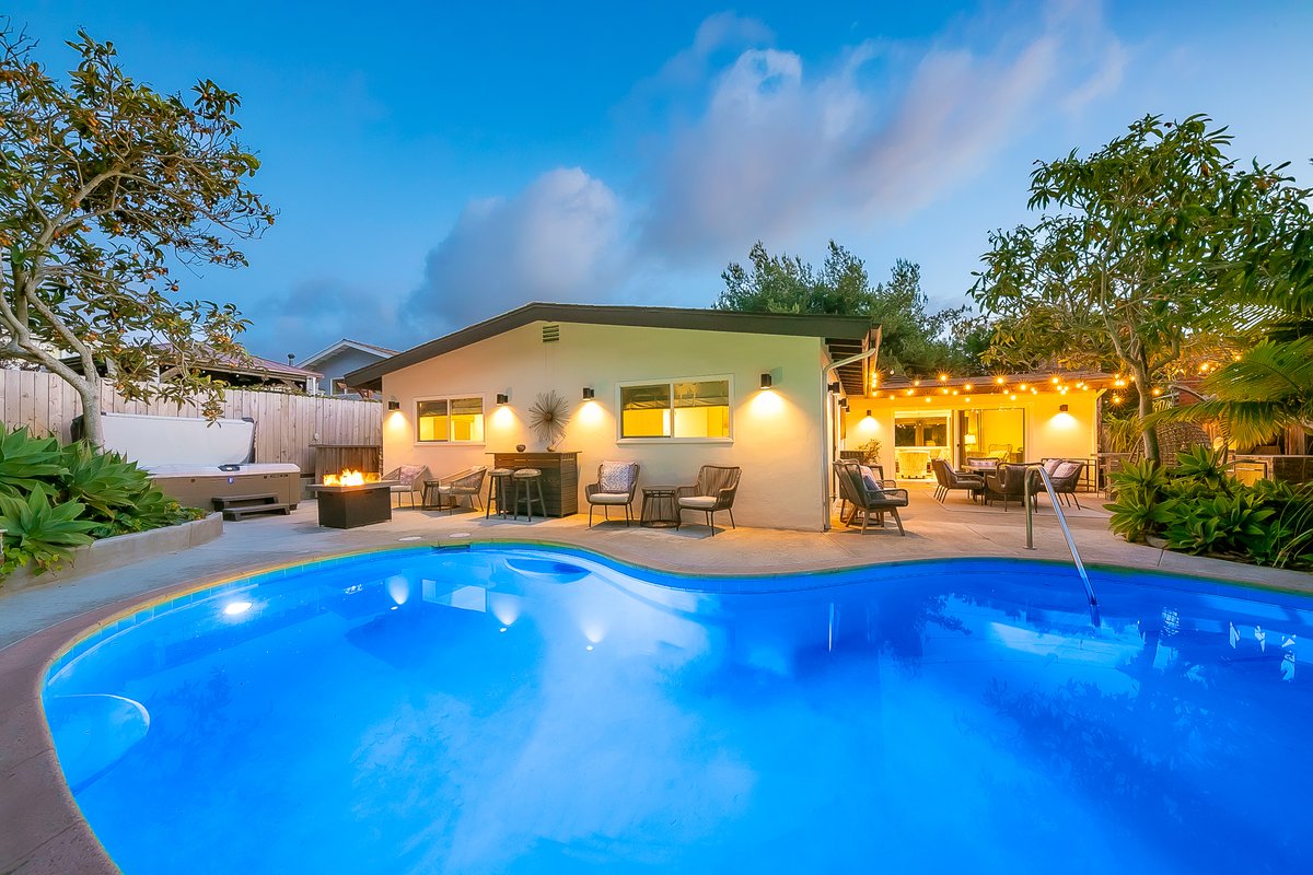 Private Pool Oasis-hot tub, yard, close to beach