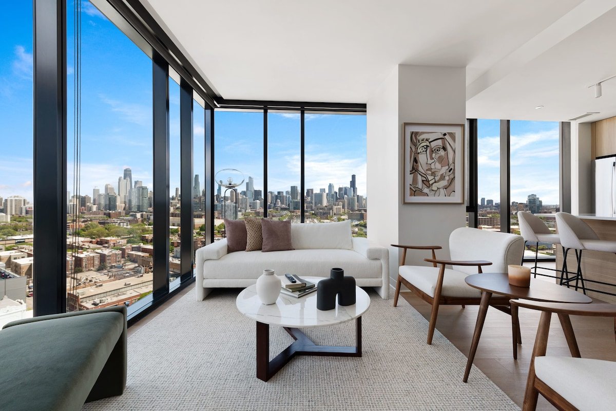 Lincoln Park Getaway: Skyline Views & Luxury gallery image 2