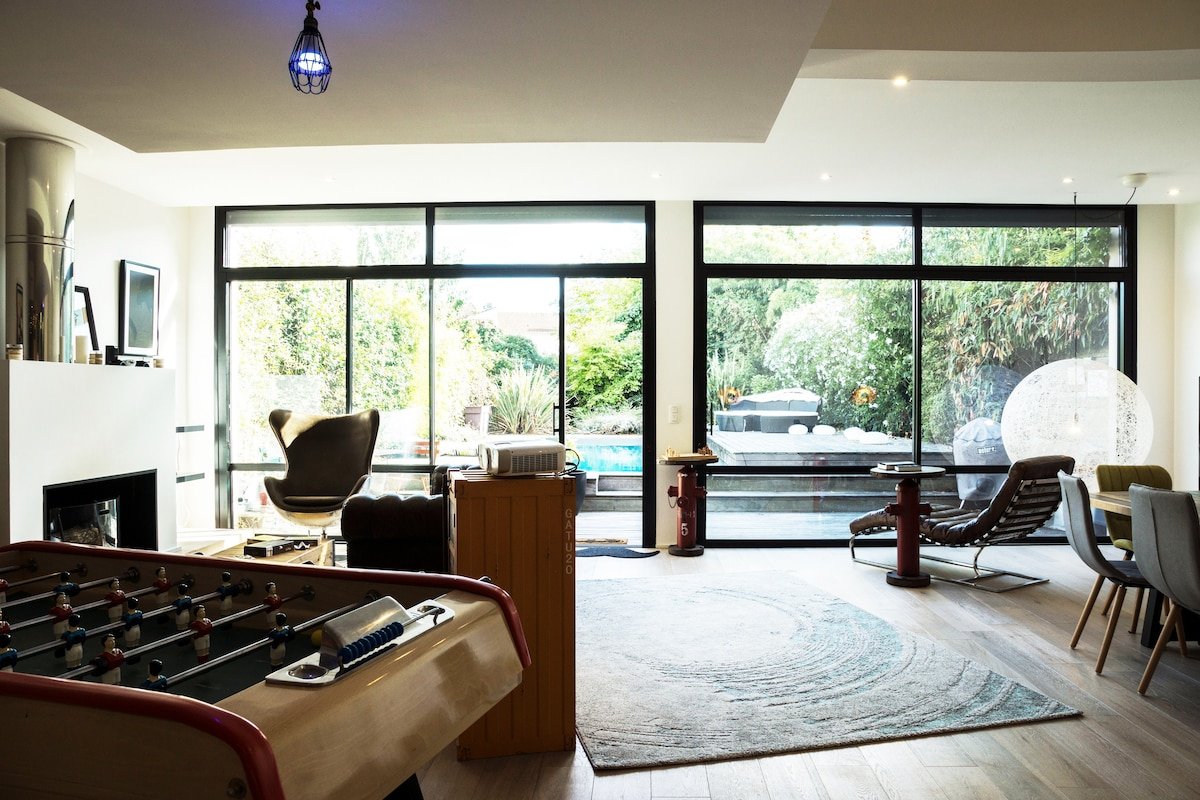 Designer house, walking distance to center, pool. gallery image 3