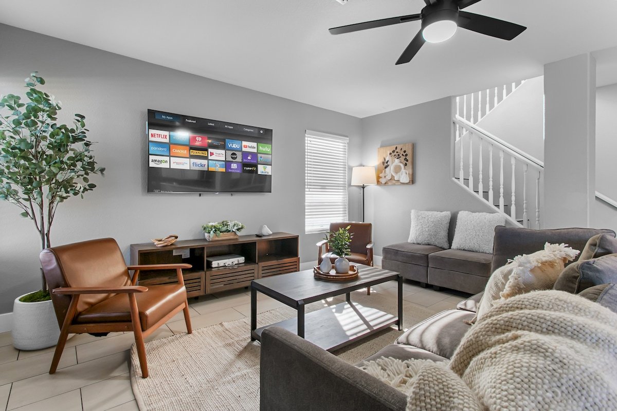 Rare 6BR Gem w/ Pickleball, Pool, & Arcade in NLV gallery image 3