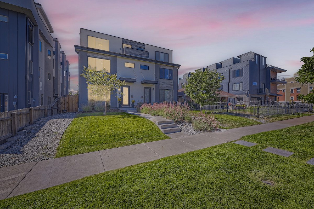 Stunning Luxury Home by Lake & Bronco’s Stadium gallery image 2