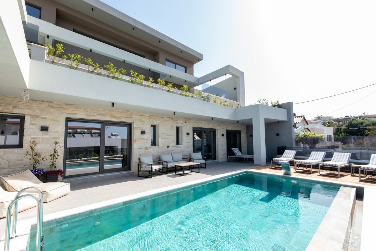 Villa Luna I 100m to Sea & Free* Heated pool gallery image 4