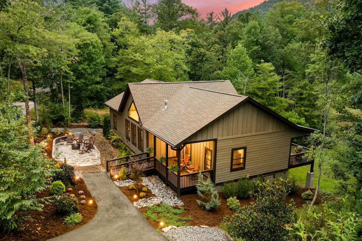 New Build~Luxury~15 mins to dtown~Firepit~Hot Tub gallery image 2