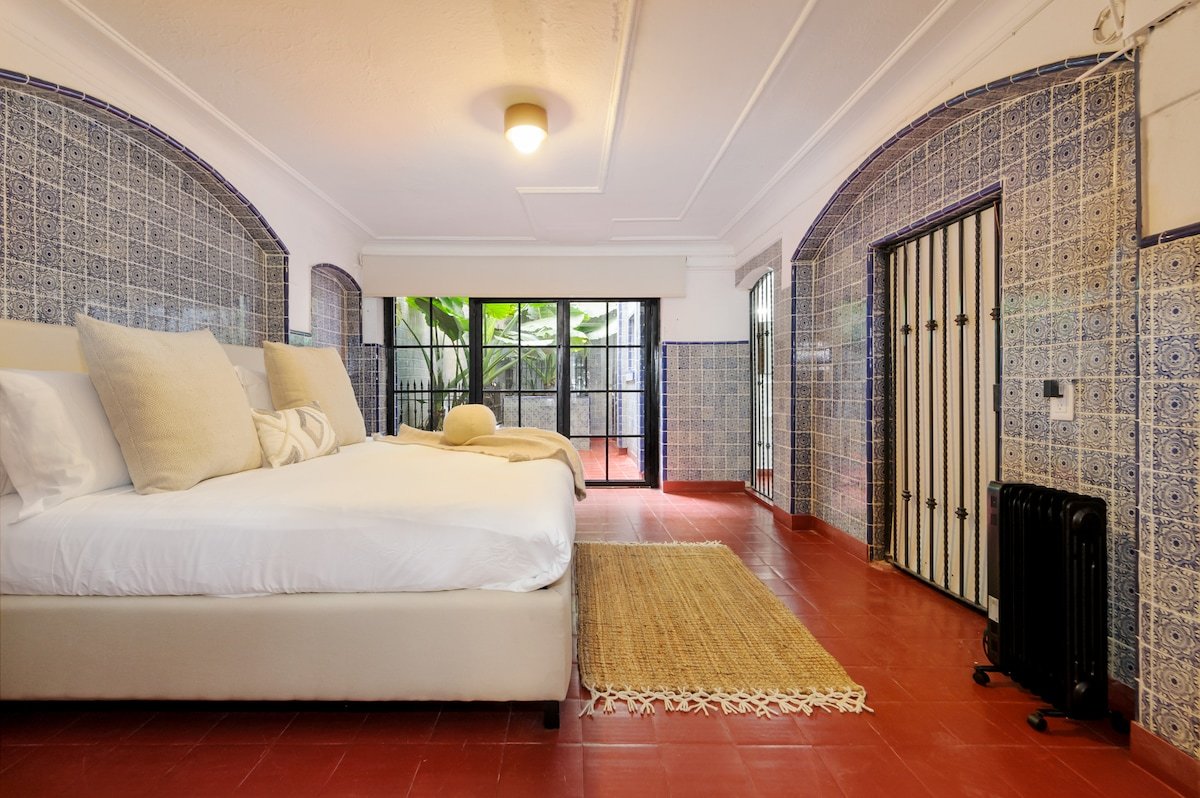 Majestic house two blocks from Parque España gallery image 4