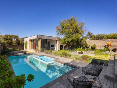 *Quay*Walk to beach Gas Heated Pool Spa Trampoline