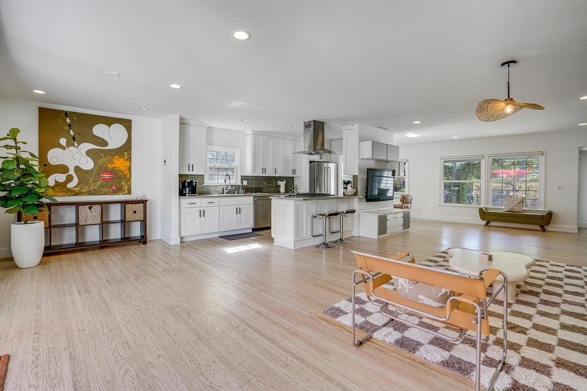 Open Plan + Sunny Outdoor Venice Living gallery image 4