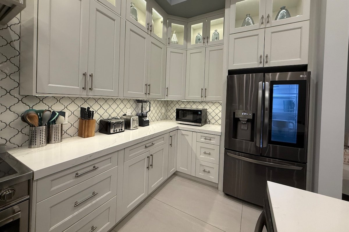 New Listing – Early Bird Deal 5BD/4BA Upscale Home gallery image 3