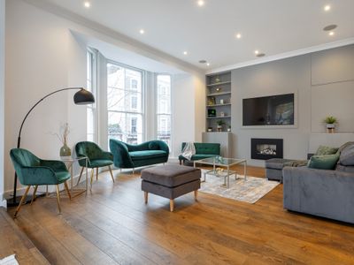 *| Luxury AirCon Triplex House in Famous Chelsea *