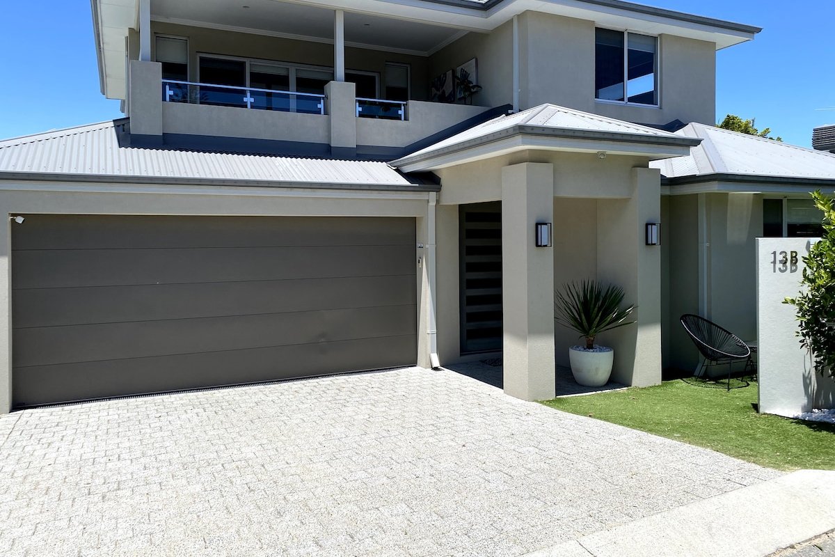 Amazing Group Stay! 2 Kitchens, 6 b/r,4 bathrooms! gallery image 2