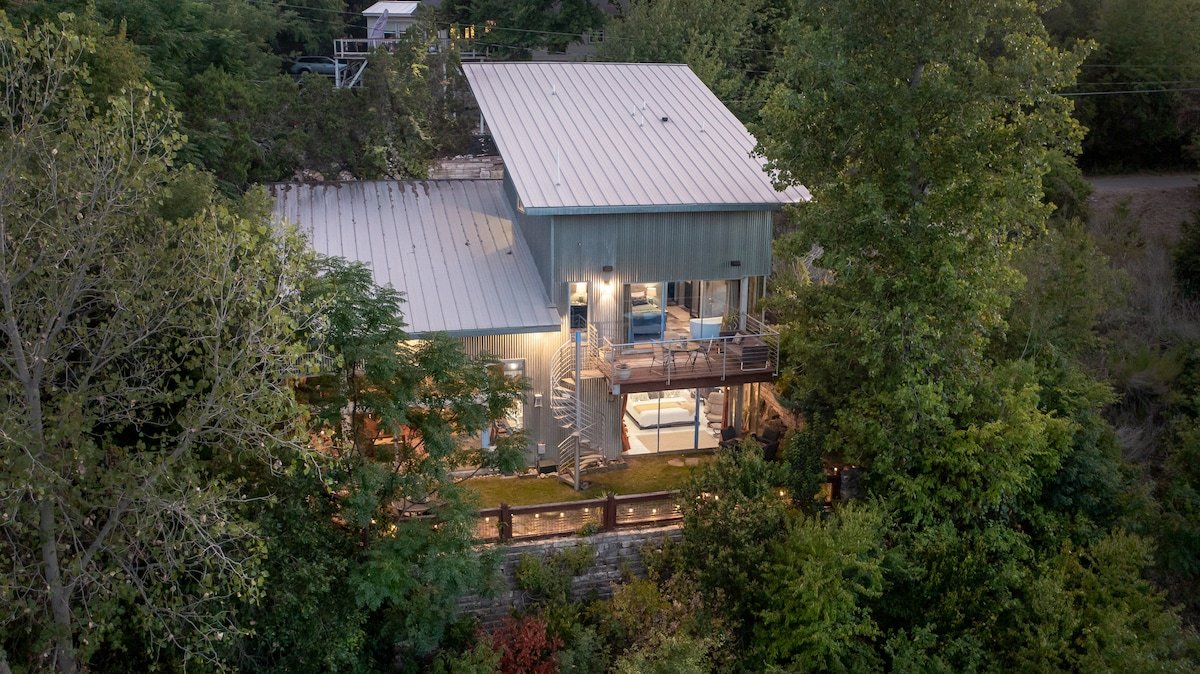 Architectural Glass House on Greenbelt Cliff gallery image 3
