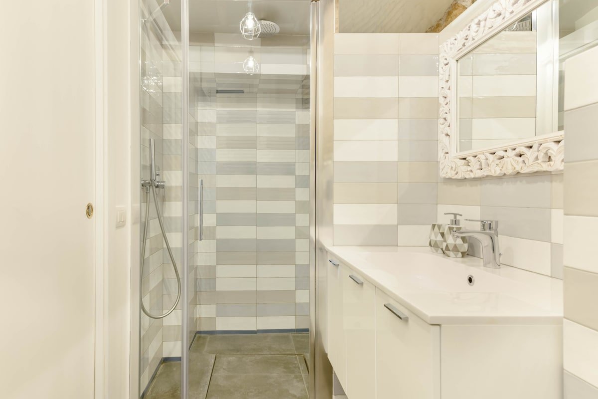 Charming Historic Apartment near the Spanish Steps gallery image 3