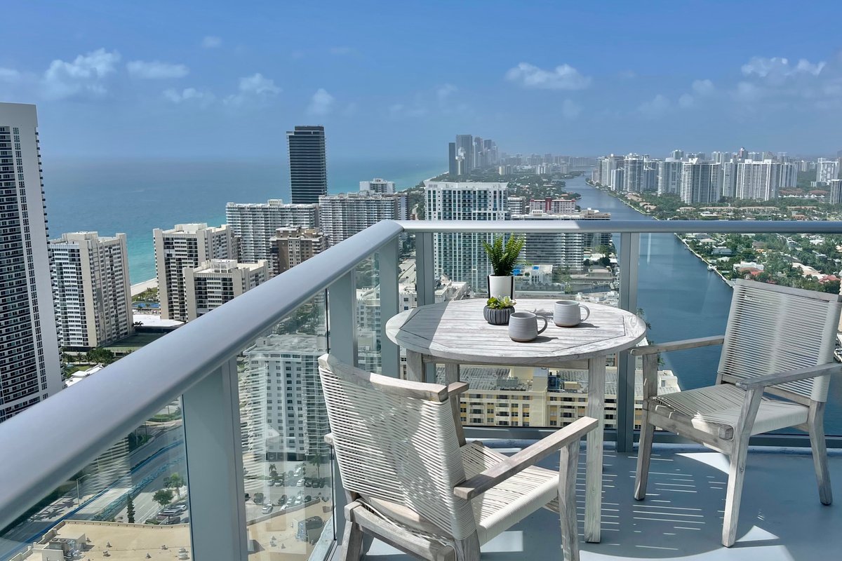 High Floor Breathtaking View Corner Unit HydeHouse