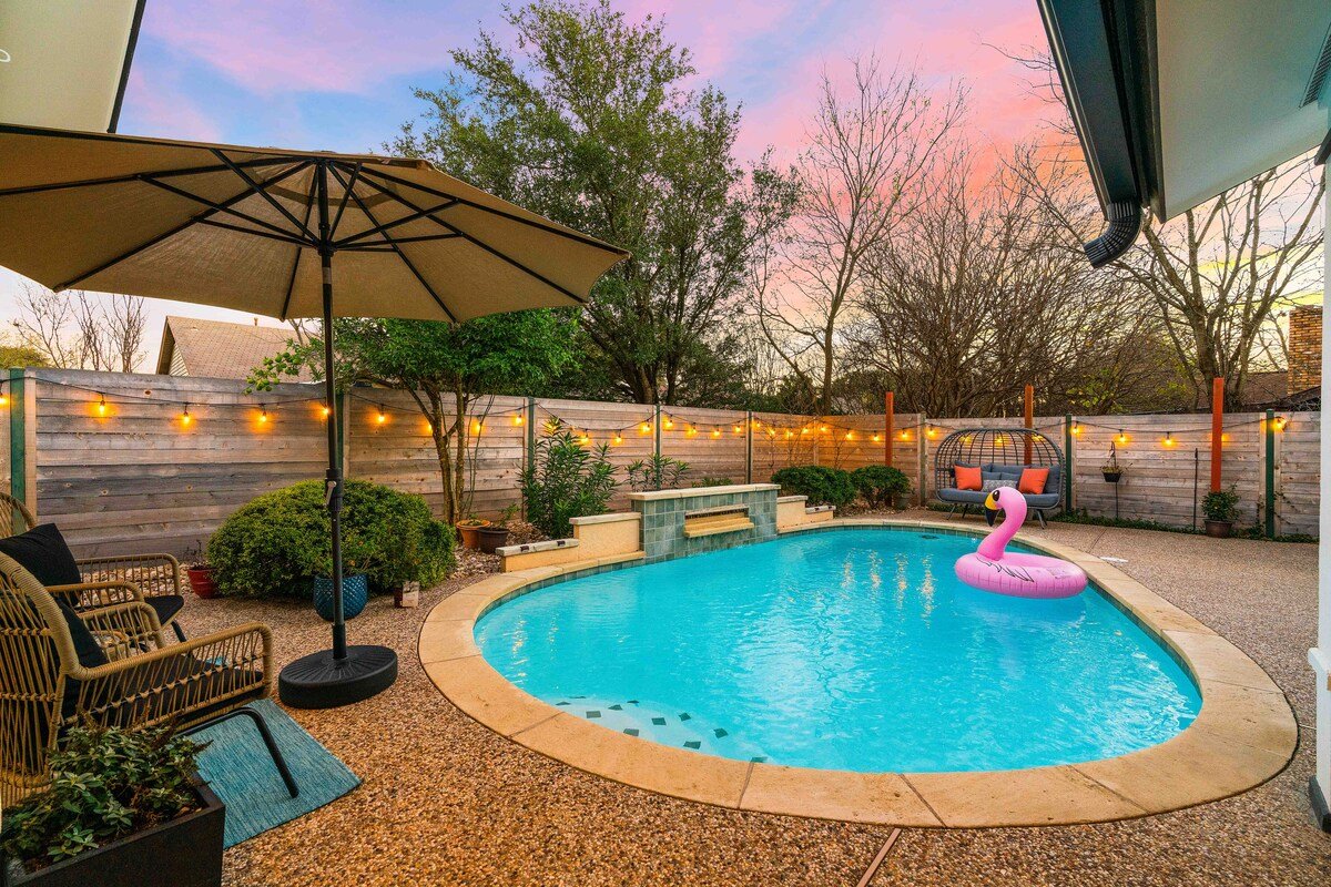 ATXpoolhaus | 3 min to Q2, Domain, & Breweries gallery image 3