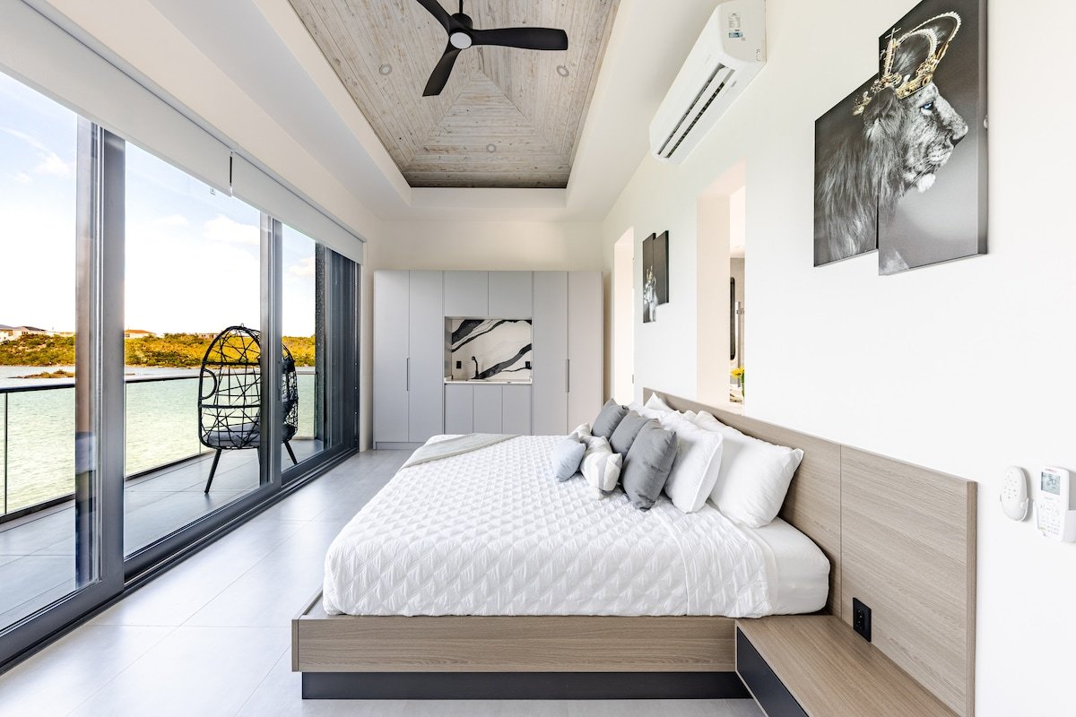 NEW Liquid BEACH Villa · 5 beds · 2 Pools · 10 ppl gallery image 4