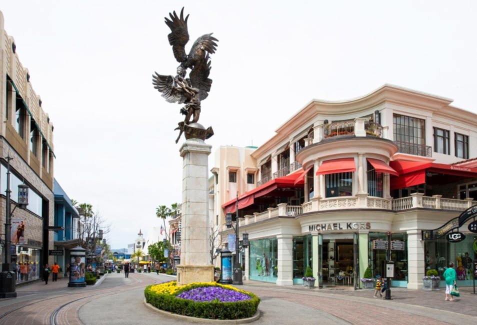 Beverly Deluxe | 2 bed&2 bath| Parking, Gym & Pool gallery image 3