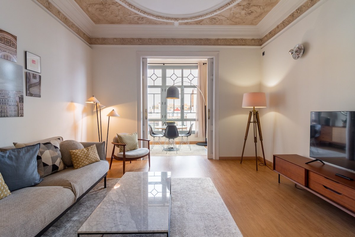 Spacious, Centrally Located 2-bed/2-bath Penthouse gallery image 3