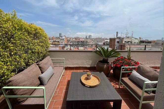 Sophisticated 3-BR Penthouse with Scenic Terraces gallery image 3