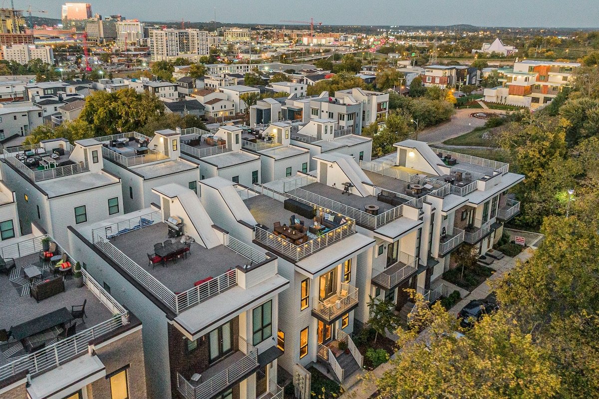 The Rooftop House Nash – Skyline View, Walkable! gallery image 3