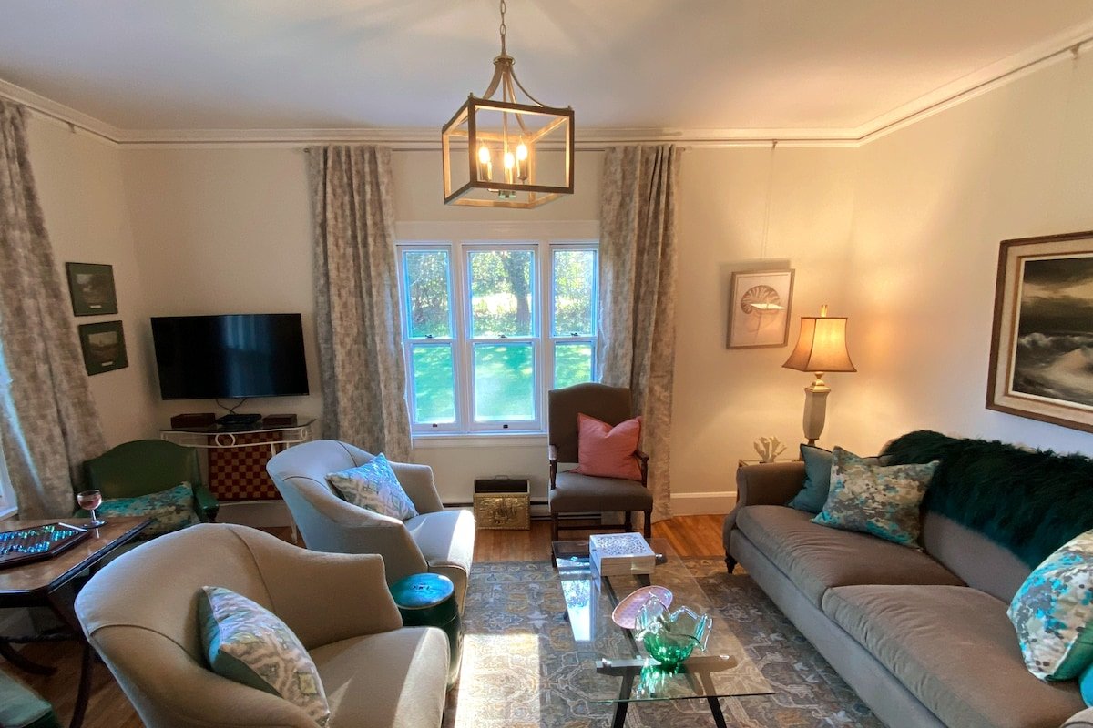 Historic Edwardian Carriage House Ample Parking gallery image 5