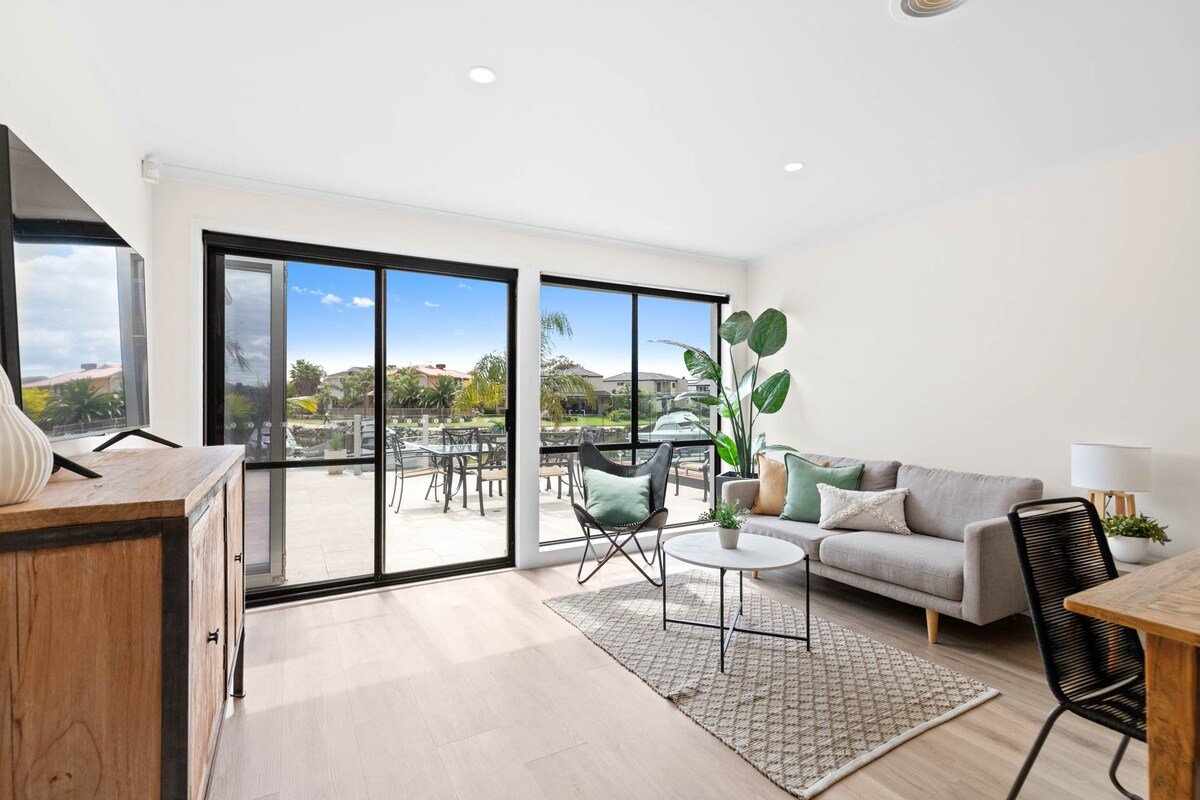 The Beach House: Waterfront with Boat Mooring gallery image 5