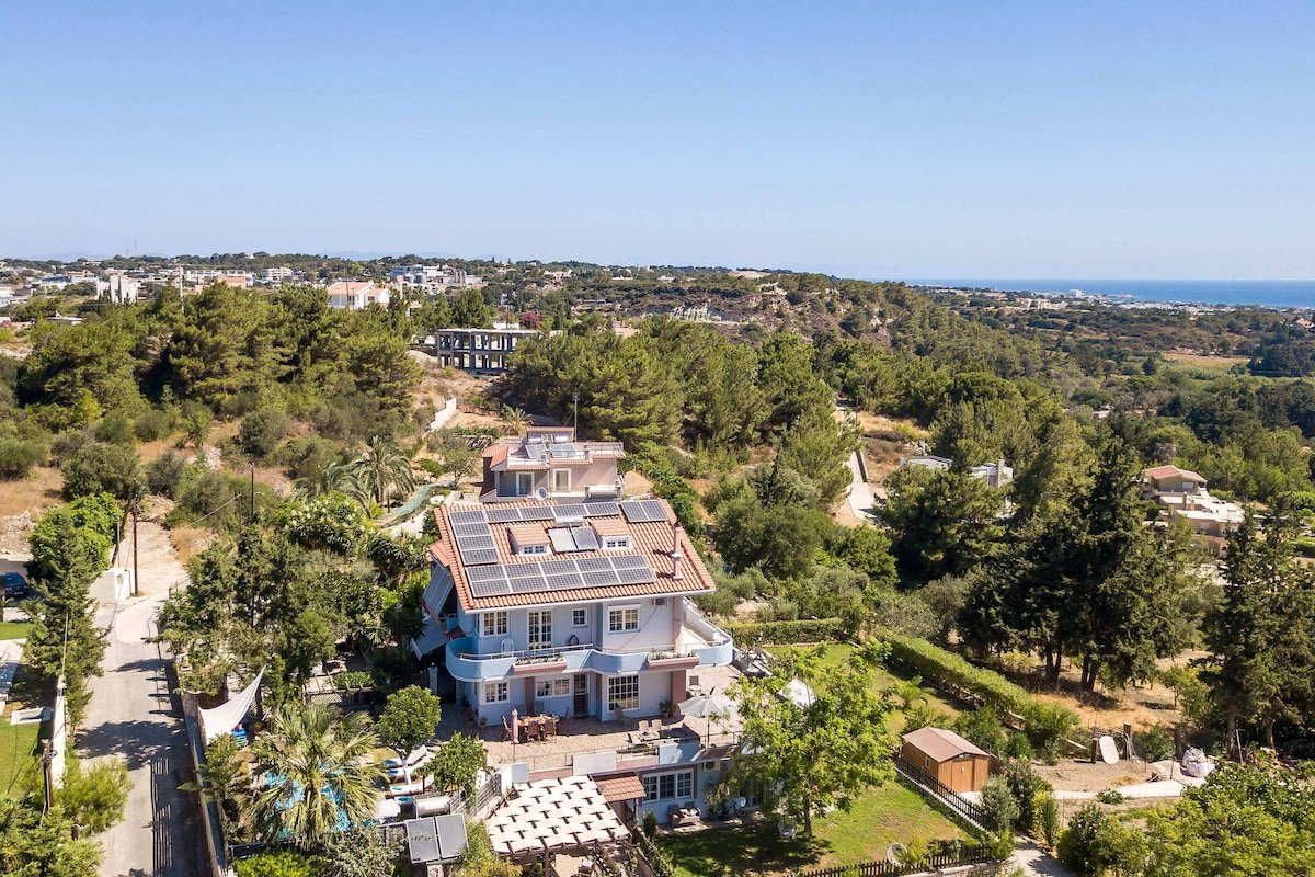 Athina’ s Villa (Heated Pool) gallery image 4