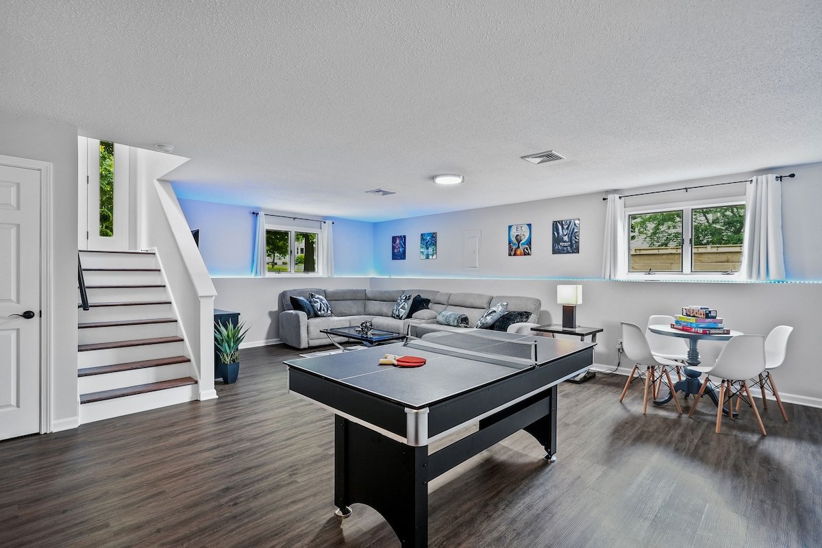 Modern Home w/ Pool & Game Room | Mins to Newport gallery image 3