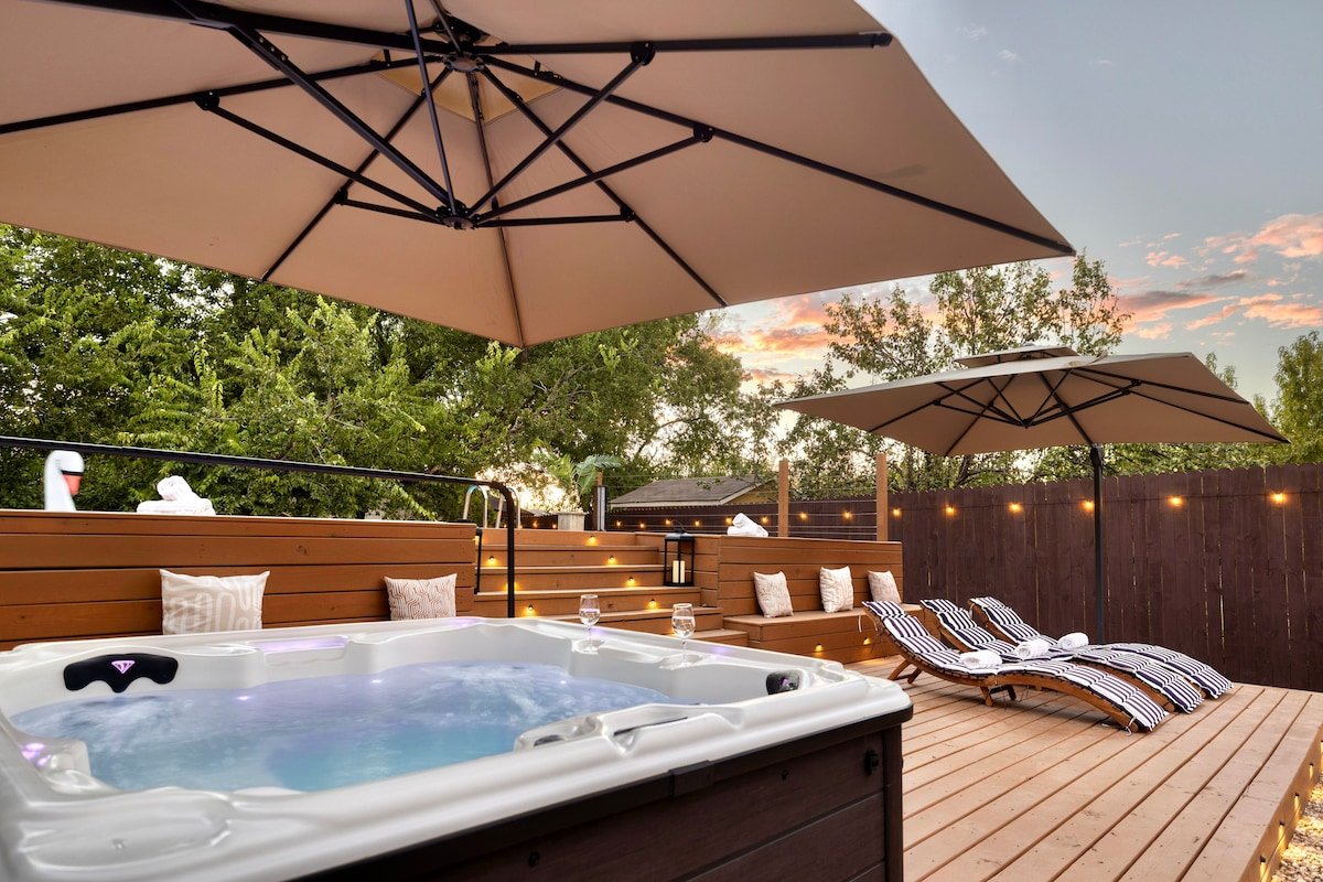 Hot Tub | Pool | Outdoor Movie Lounge | Spa Shower gallery image 4