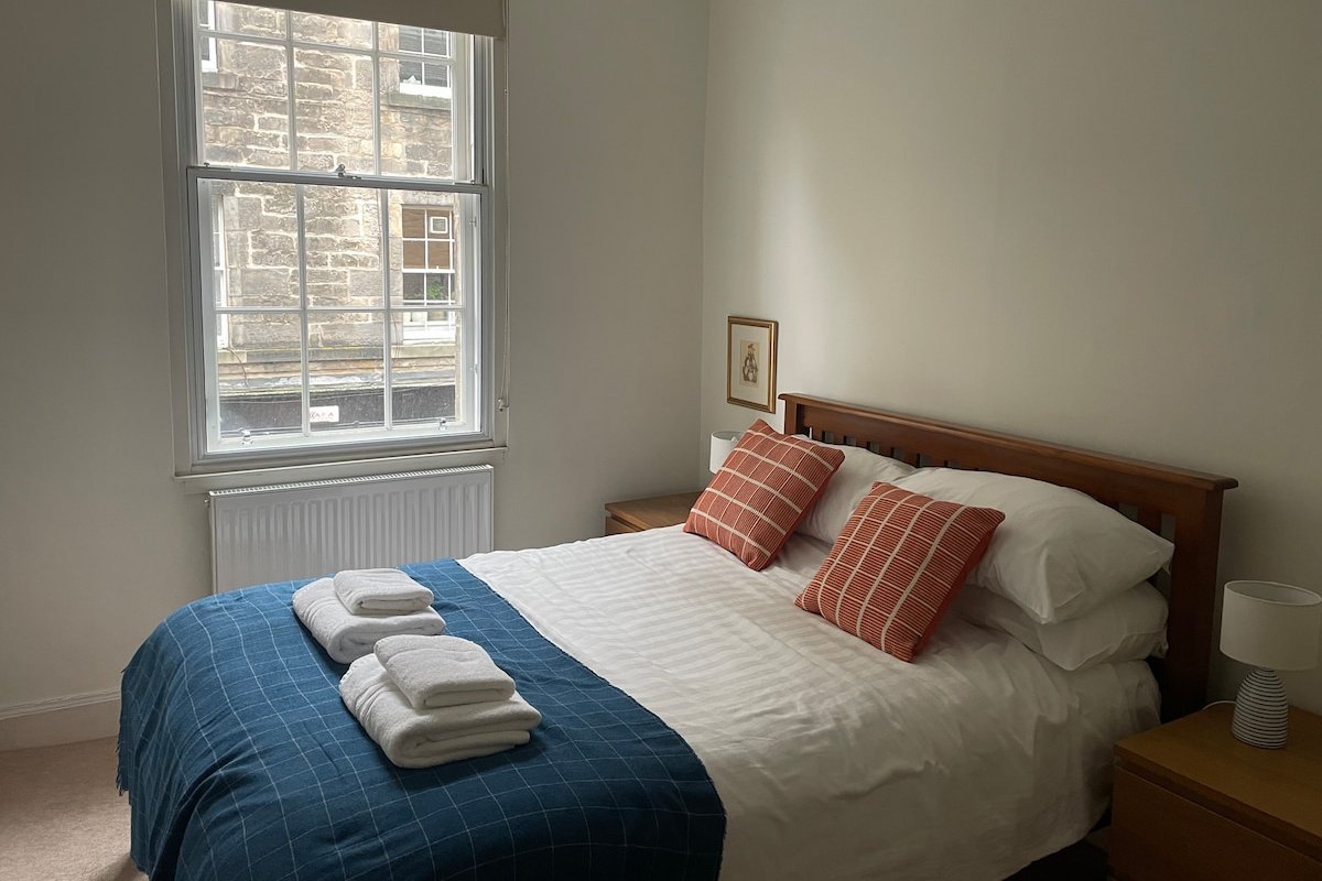 Central Apt, 2 mins to Princes St and tram gallery image 5