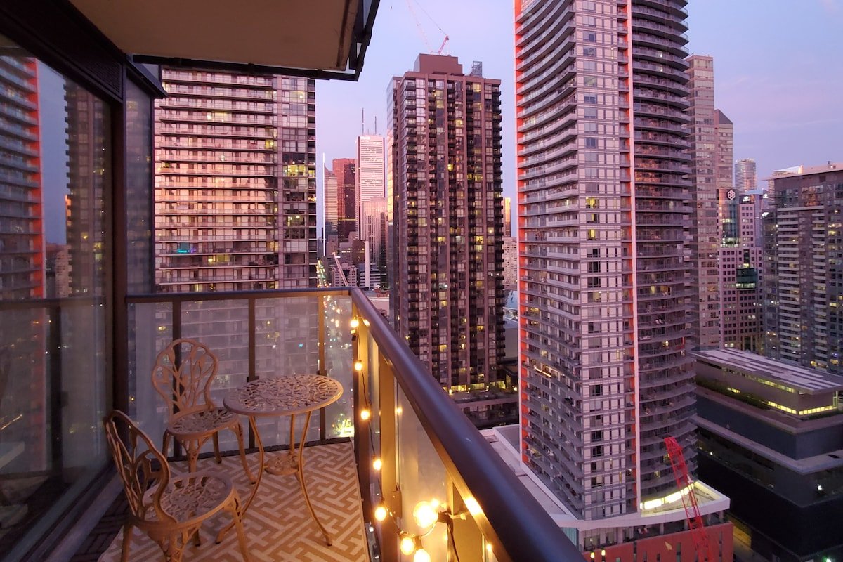 Stylish 2BDR Downtown Toronto Condo w/Balcony+VIEW gallery image 5